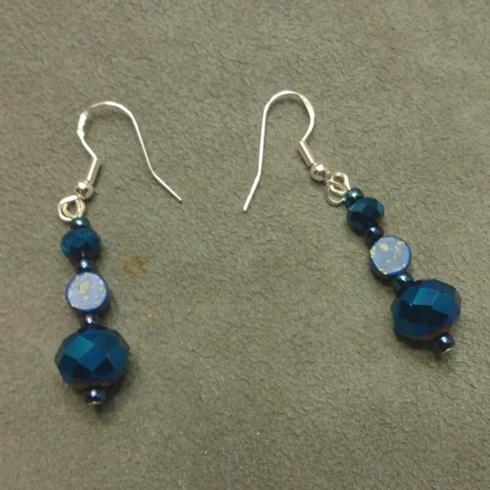 Handmade beaded bracelet and earring set - Picture 3 of 3